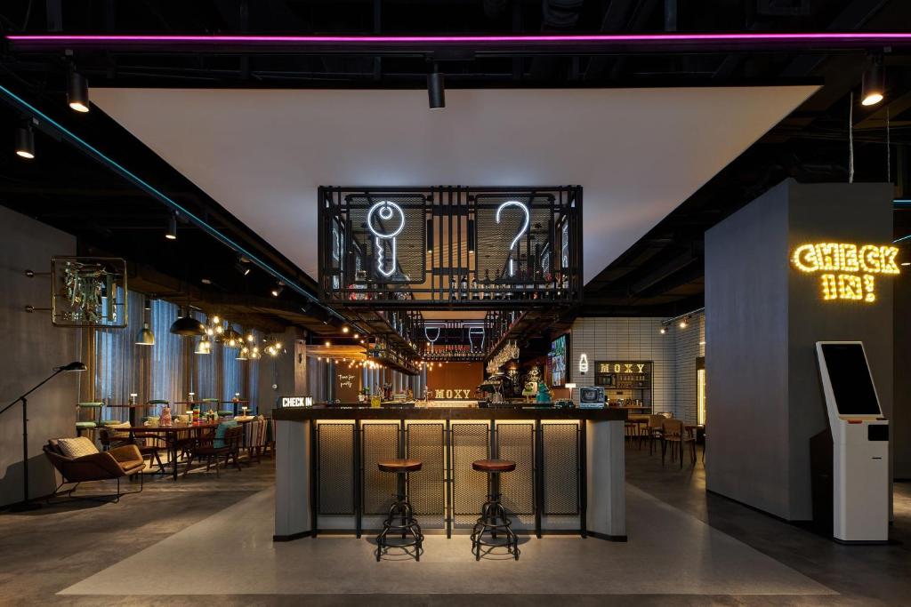 Lounge nebo bar v ubytování Moxy Xi'an Downtown
