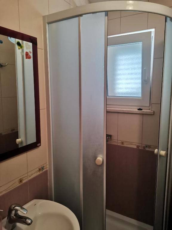 Koupelna v ubytování Apartmani Riba