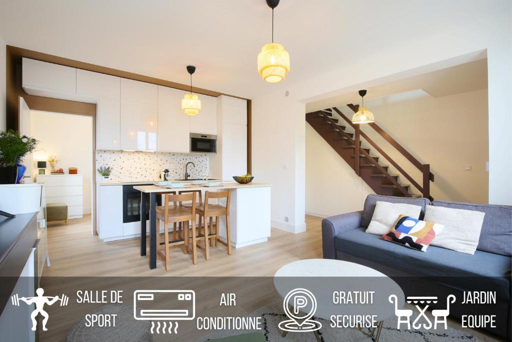 Il comprend une cuisine et un salon avec un canapé bleu. dans l'établissement L'Ethnique 7p - Climatisation - Jardin - Parking - Salle de Sport, à Toulouse