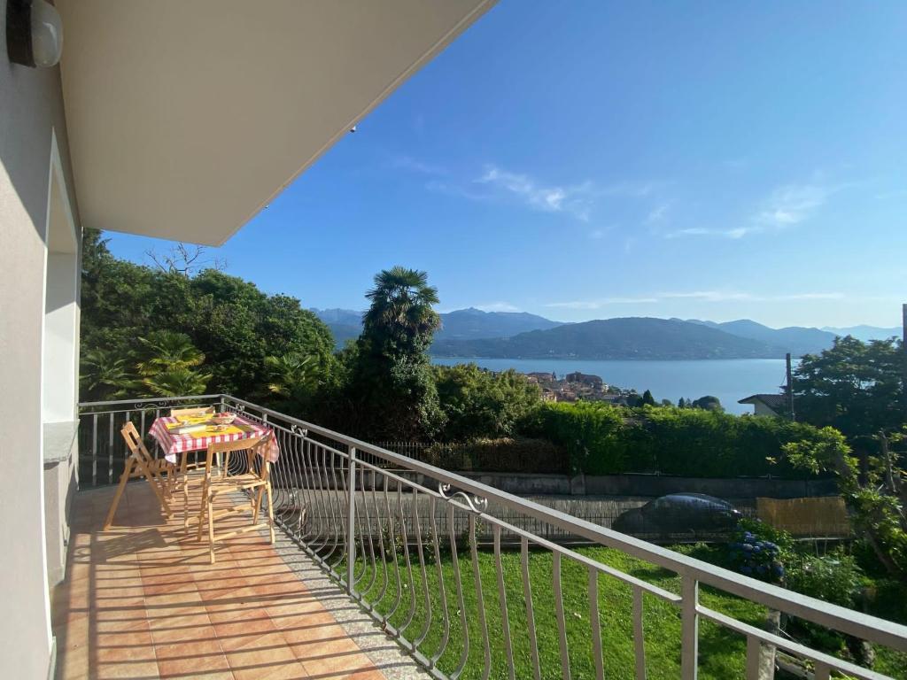 un balcón de una casa con vistas al agua en Rosa dei Venti, en Baveno