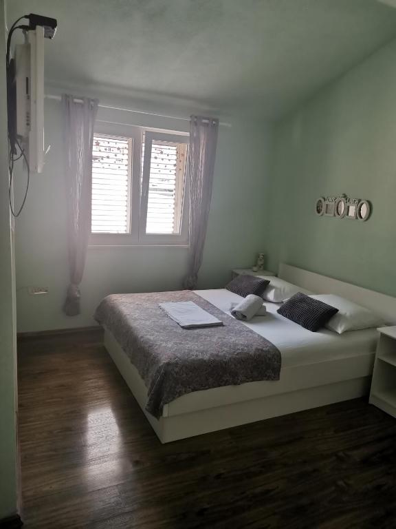 Postel nebo postele na pokoji v ubytování Apartmani Riba