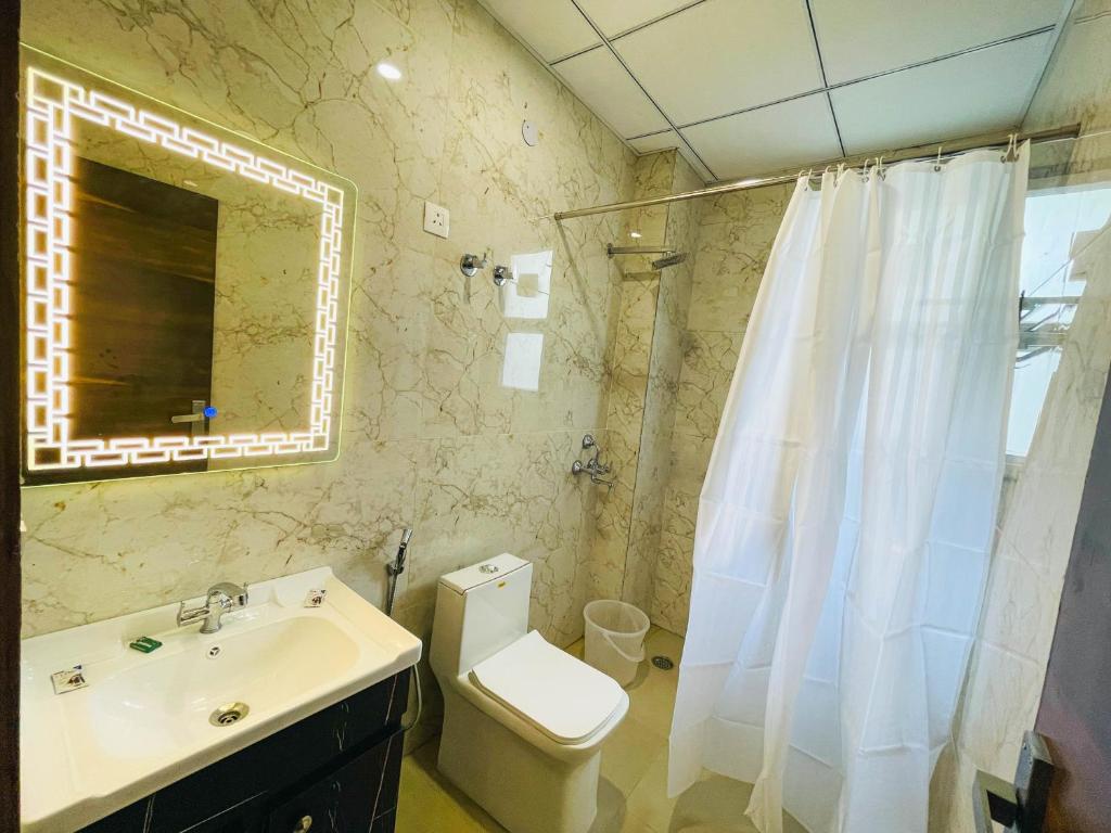 Koupelna v ubytování Serviced Luxury Suites with Kitchenette & Balcony at Sector 45