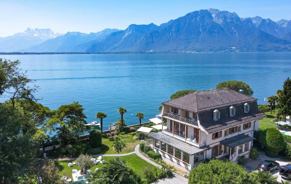 una vista aerea di una casa sulla riva di un lago di JETTY Montreux a Montreux