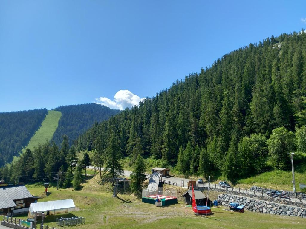 un complejo en las montañas con una montaña en Très agréable 2 pièces au pied des pistes, en Valdeblore
