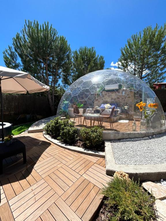 einen Garten mit einer Glaskuppel auf einer Holzterrasse in der Unterkunft Sky Dreams Experience Suite Garnacha in Avila