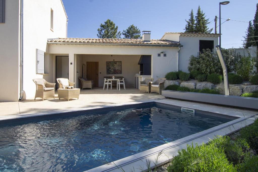 a swimming pool in the backyard of a house at Villa Tica in Malaucène