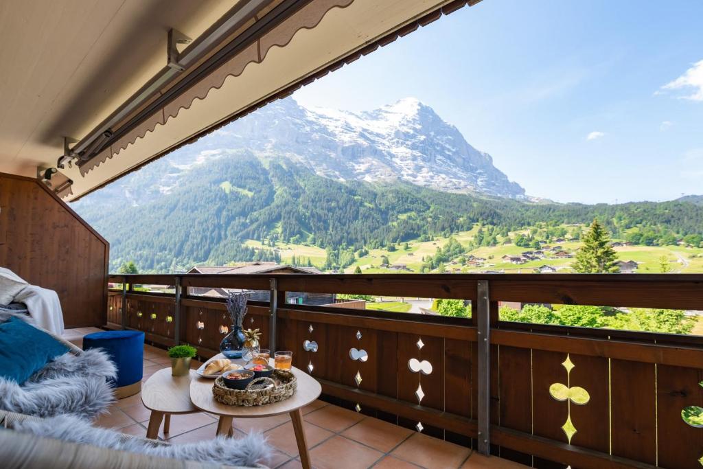 グリンデルワルトにあるThe Blue Ice Apartment - GRINDELHOMESの山の景色を望むバルコニー