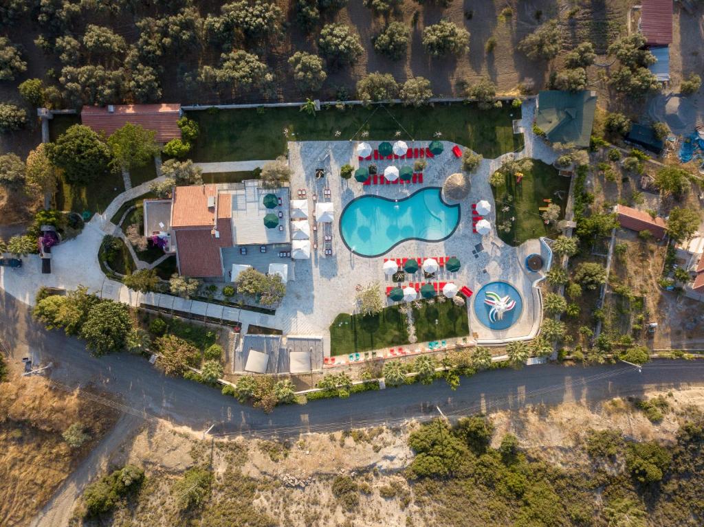 una vista aérea de un complejo con piscina en Green Garden Datça, en Emecik