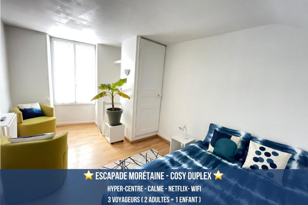 um quarto com uma cama azul e uma cadeira amarela em Escapade Moretaine - 22 Langin em Moret-sur-Loing