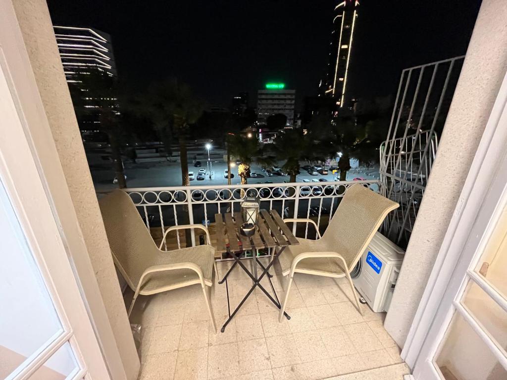 una mesa y sillas en un balcón por la noche en Nicosia Venetian Walls en Nicosia
