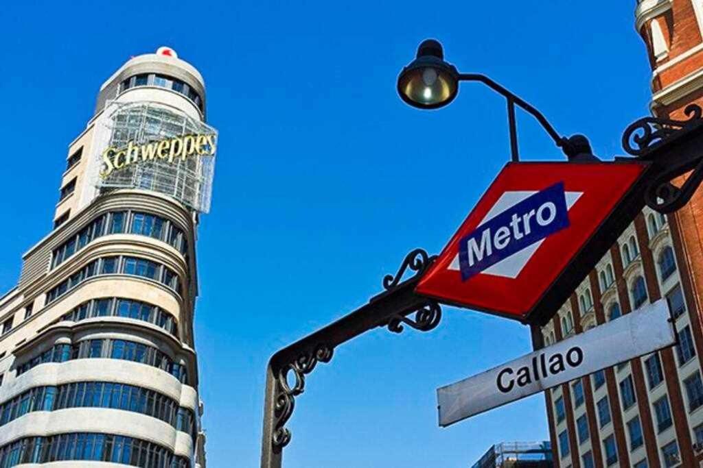 a street sign and a street light in front of a building at A Unos Pasos Para Gran Via Madrid Xxl in Madrid