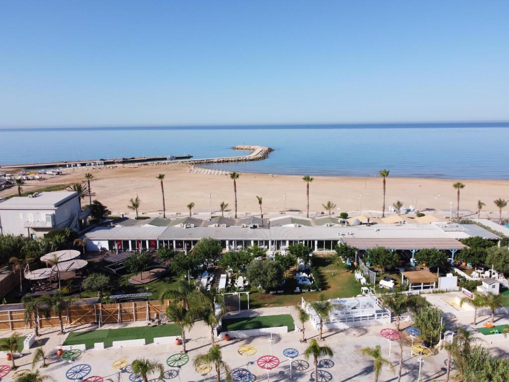Luftblick auf ein Resort und den Strand in der Unterkunft Lory's House - 400mt dal mare in Donnalucata