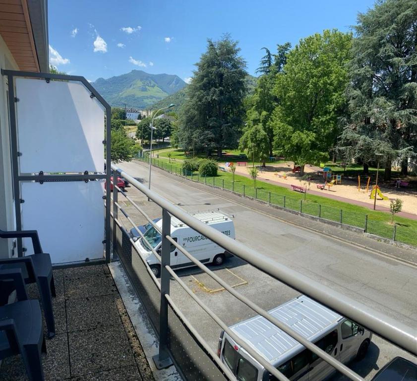 uitzicht op een straat vanaf de achterkant van een vrachtwagen bij Les écrins in Lourdes