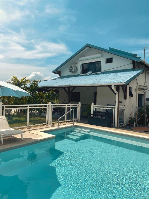 Bazén v ubytování Villa Stone pour 8 personnes, piscine chauffée 5 euros par jour, accès PMR, 5 étoiles nebo v jeho okolí