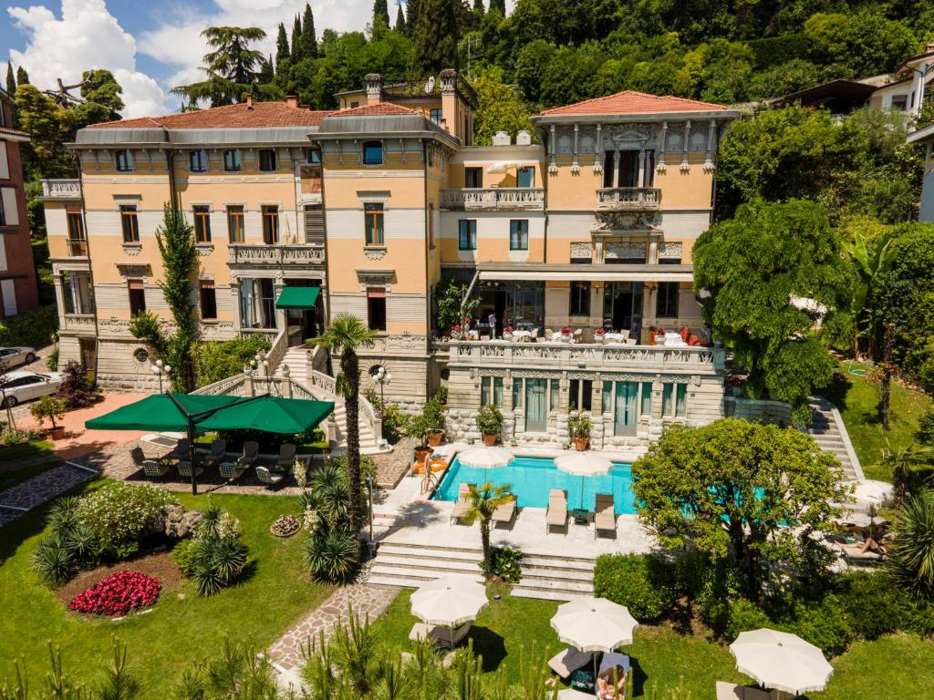 - une vue aérienne sur un bâtiment avec une piscine dans l'établissement Hotel Laurin, à Salò