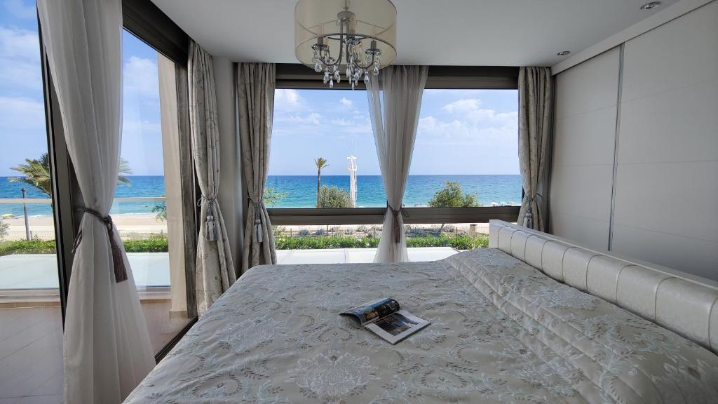 Schlafzimmer mit einem Bett und Meerblick in der Unterkunft PARADISE LUXURY villa sea view in Villajoyosa