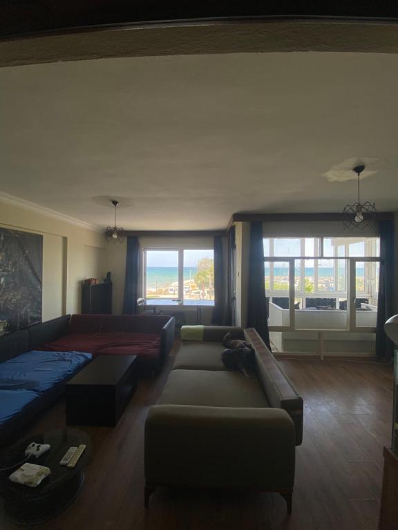 İzmirin Sakinliğini Hissedeceğiniz Denize Sıfır Balkonlu Daire