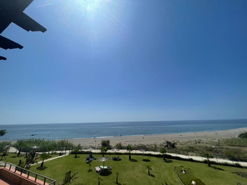 desde el balcón de un complejo con vistas a la playa en LUXURY Casares del Mar DP7, en Casares