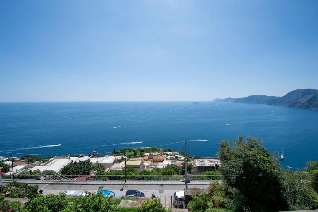 una vista de un cuerpo de agua con una montaña en Villa Mena, en Praiano