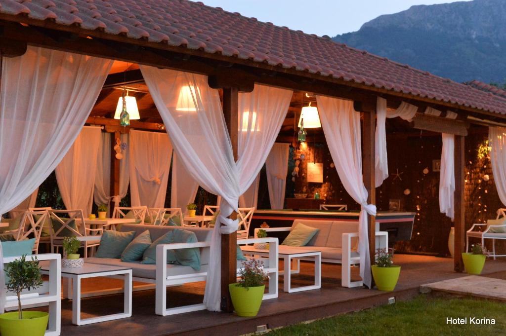 Nespecifikovaný výhled na hory nebo výhled na hory při pohledu z hotelu