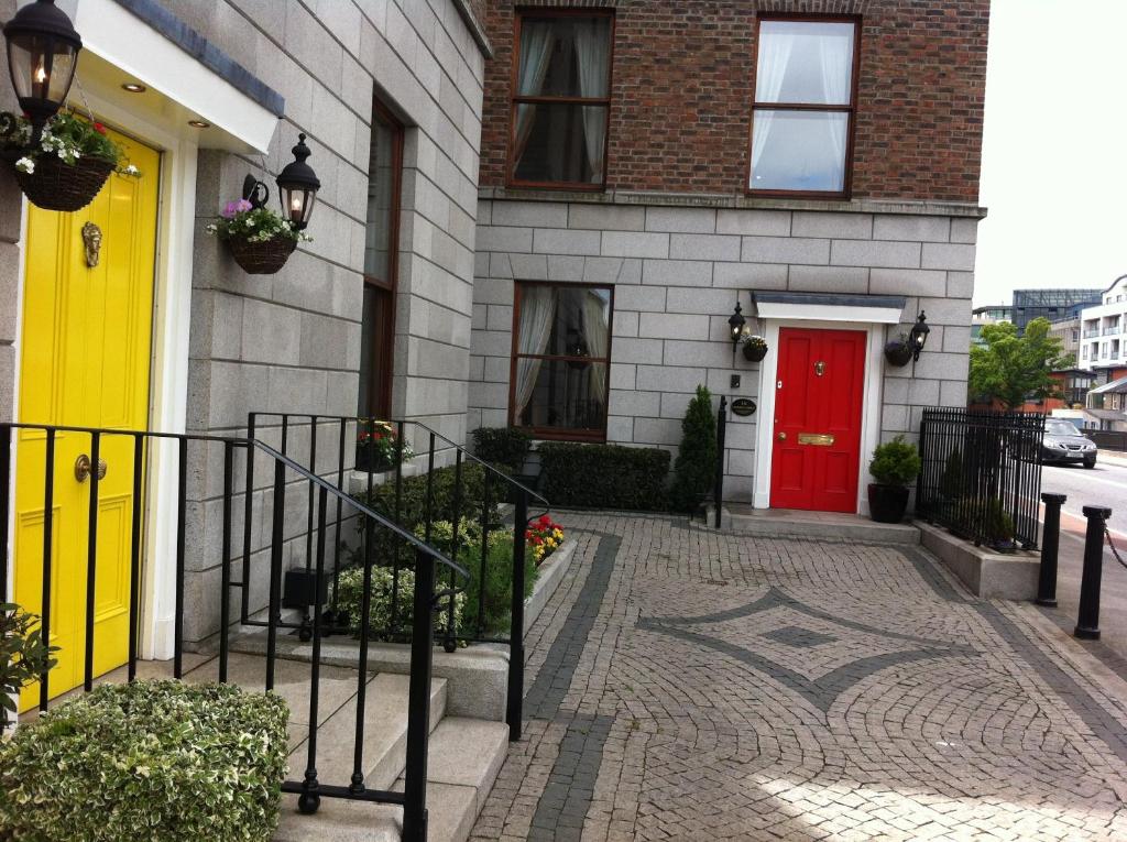 uma casa com uma porta vermelha e portas amarelas em The Leeson Lodge em Dublin