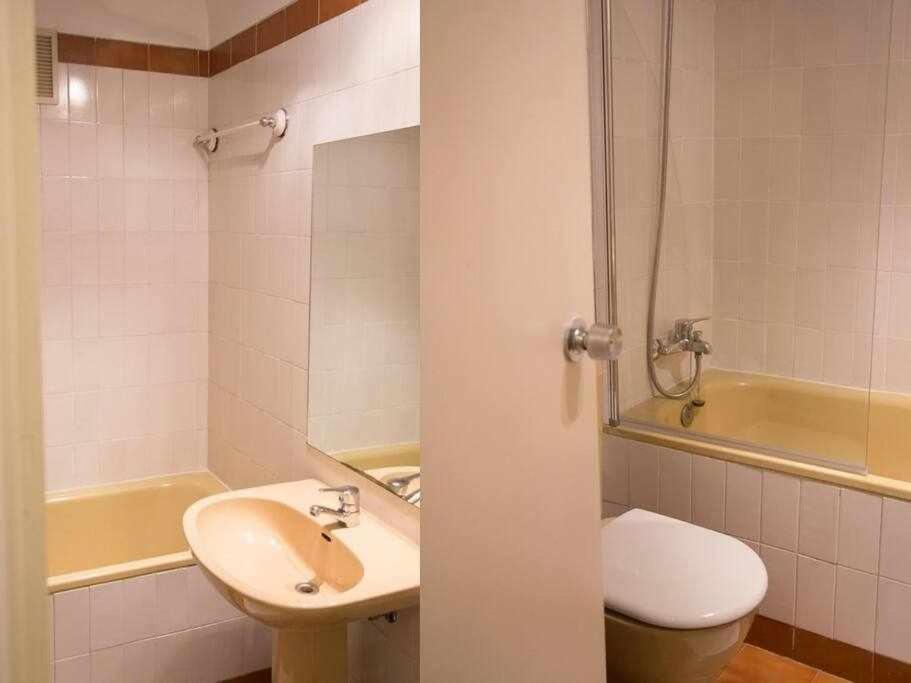 a bathroom with a sink and a toilet and a tub at Un Elegante Piso Para Descubrir Madrid in Madrid
