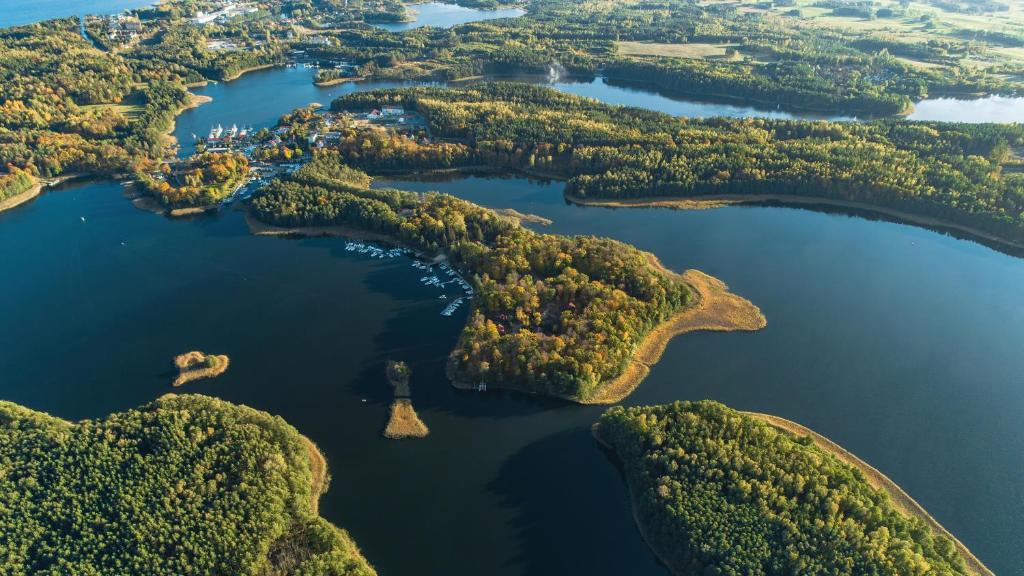 una vista aerea di un gruppo di isole in un lago di Łabędzi Ostrów Ośrodek Wypoczynkowy a Piękna Góra