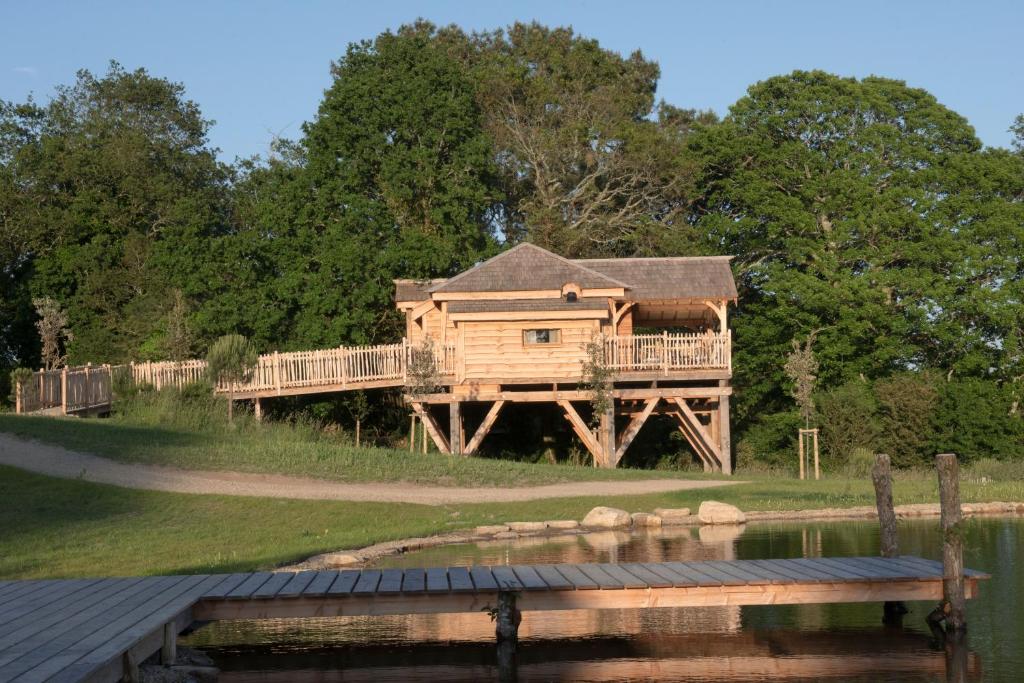 a house on a bridge over a body of water at Dihan Evasion in Ploemel