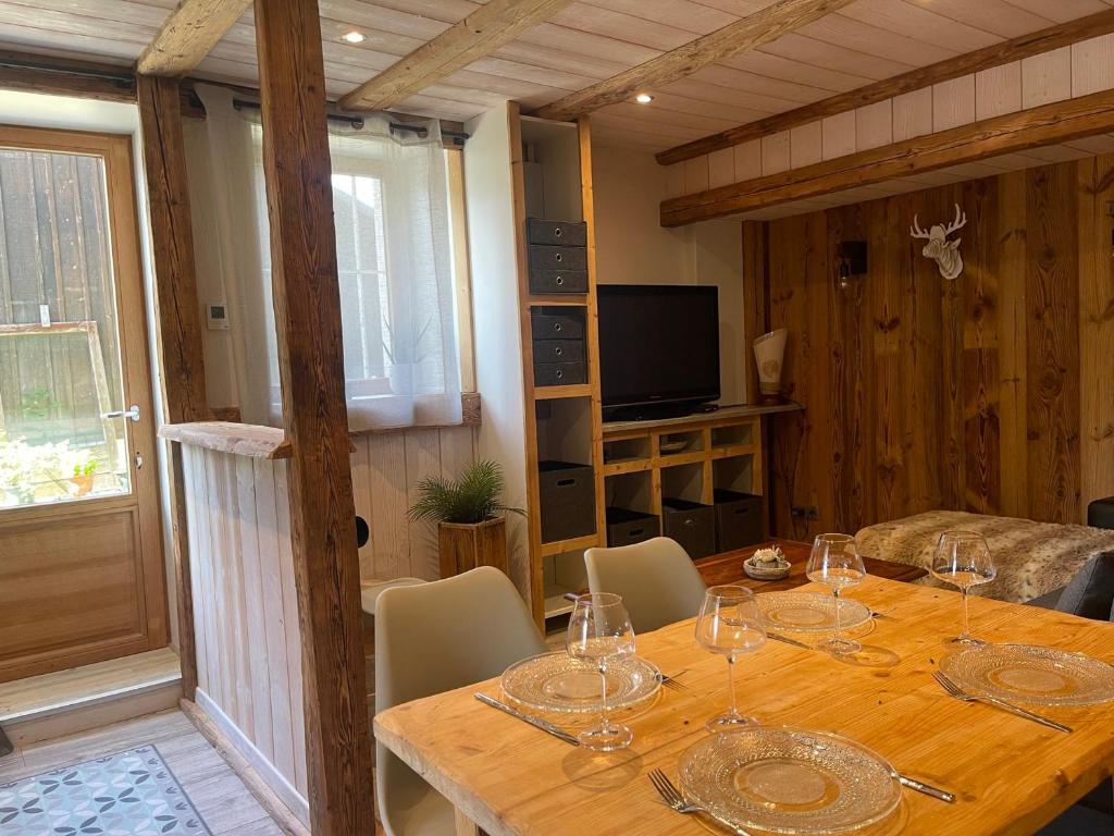 a dining room with a table with wine glasses on it at Appartement Samoëns, 3 pièces, 4 personnes - FR-1-624-85 in Samoëns
