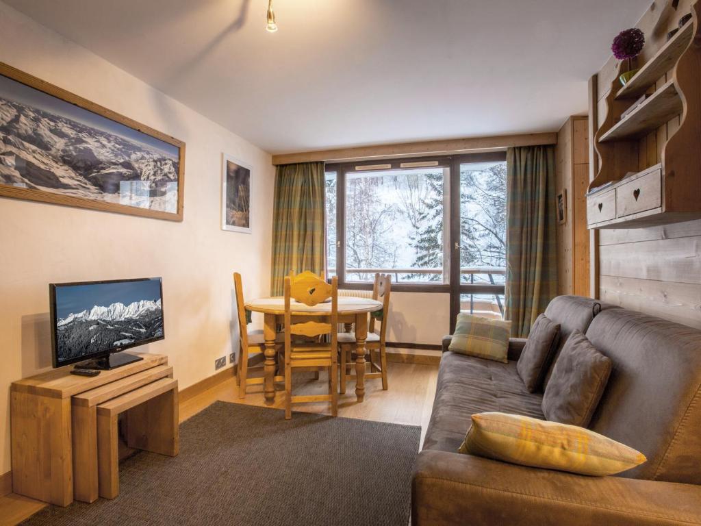 A seating area at Appartement Val-d'Isère, 3 pièces, 6 personnes - FR-1-694-232