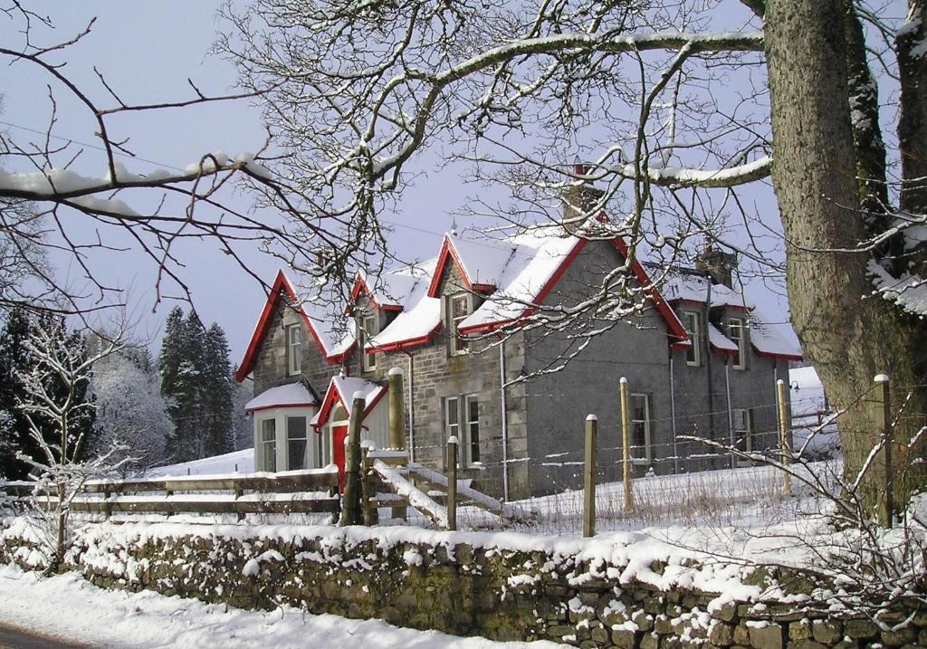 una grande chiesa con la neve sul tetto di Cluny Mains a Newtonmore