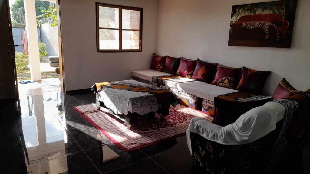 ein Wohnzimmer mit einem Sofa und einem Tisch in der Unterkunft Hostel Sao Gabriel in São Tomé