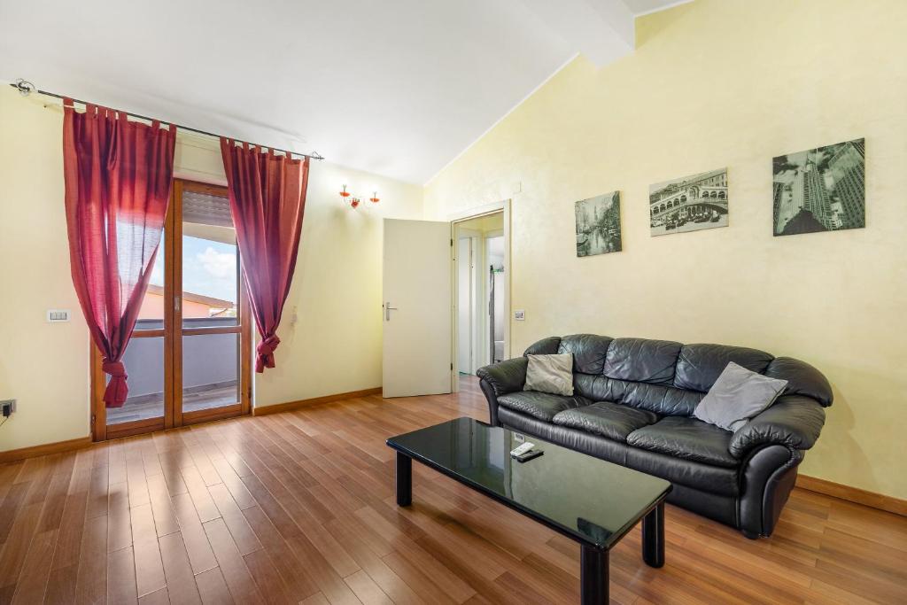 sala de estar con sofá y mesa de centro en Appartamento Monteleone en Carbonia