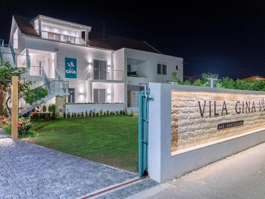 un panneau devant une villa la nuit dans l'établissement Vila Gina, à Bar