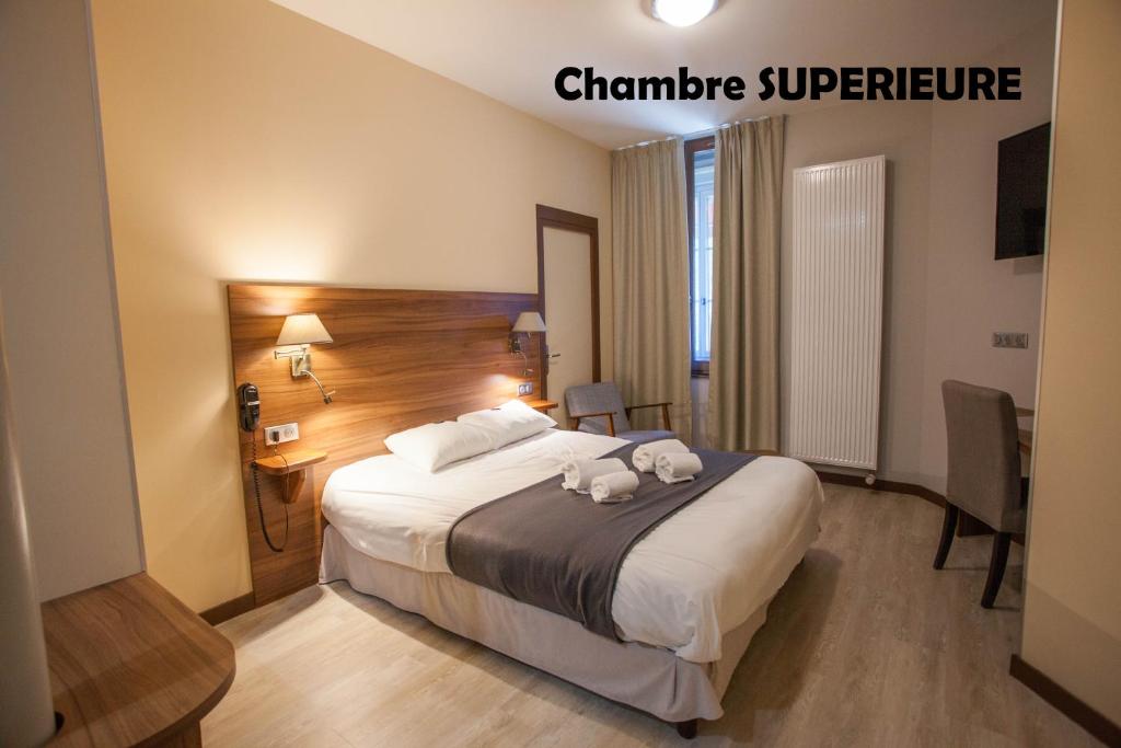 una camera d'albergo con un letto con due animali di peluche di Hôtel Terminus - Pizzeria Pizz'a gogo - salle de sport - face à la gare a Lons-le-Saunier