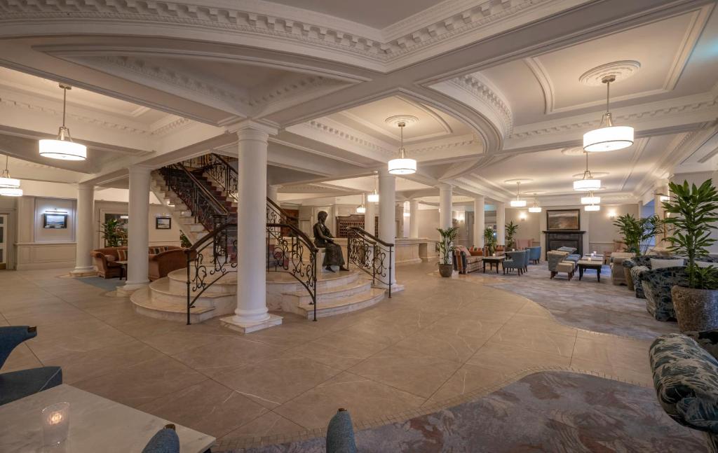 una hall con scala e una persona che scende di Slieve Russell Hotel a Ballyconnell