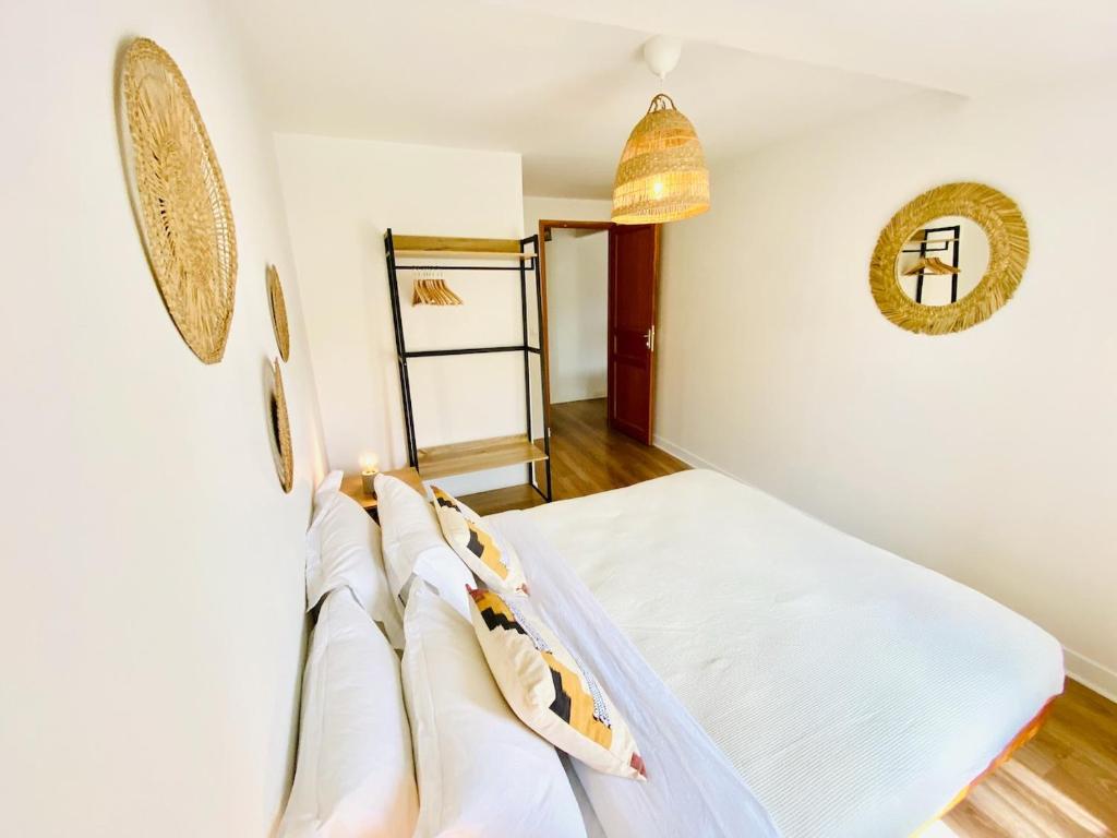 una camera con letto e lenzuola bianche di CasaJoy, MS, Aix-en-Provence ad Aix en Provence