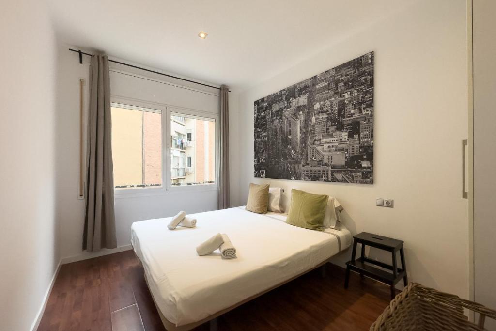 Un dormitorio con una gran cama blanca y una ventana en Sagrada Familia Bliss, en Barcelona