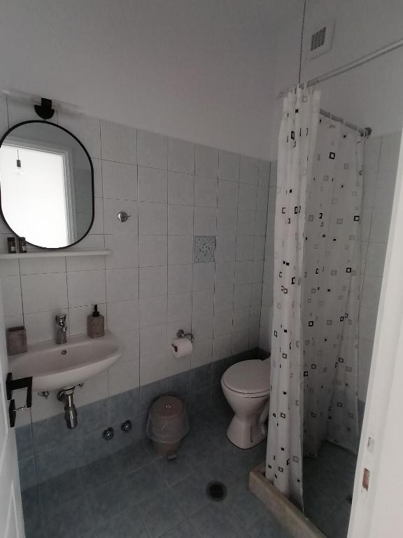 A bathroom at Zefyros Studios