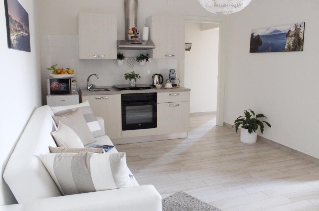 Kuchyň nebo kuchyňský kout v ubytování Vesuvio House appartamento indipendente e centrale