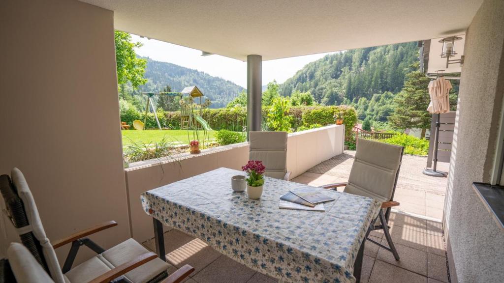Brandenberg的住宿－Haus Franziska，享有美景的带桌椅的用餐室