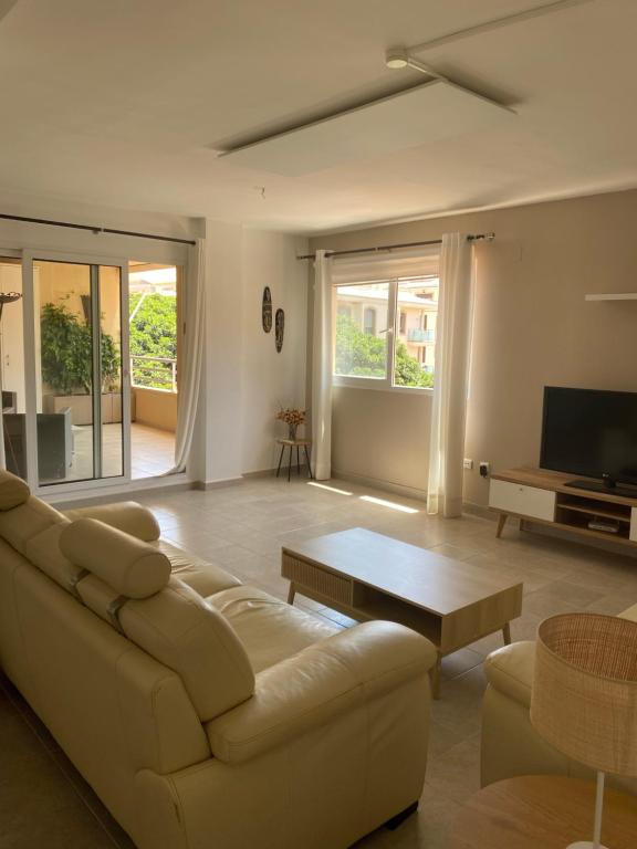 un soggiorno con divano e TV di Palangre Suite en Moraira a Moraira