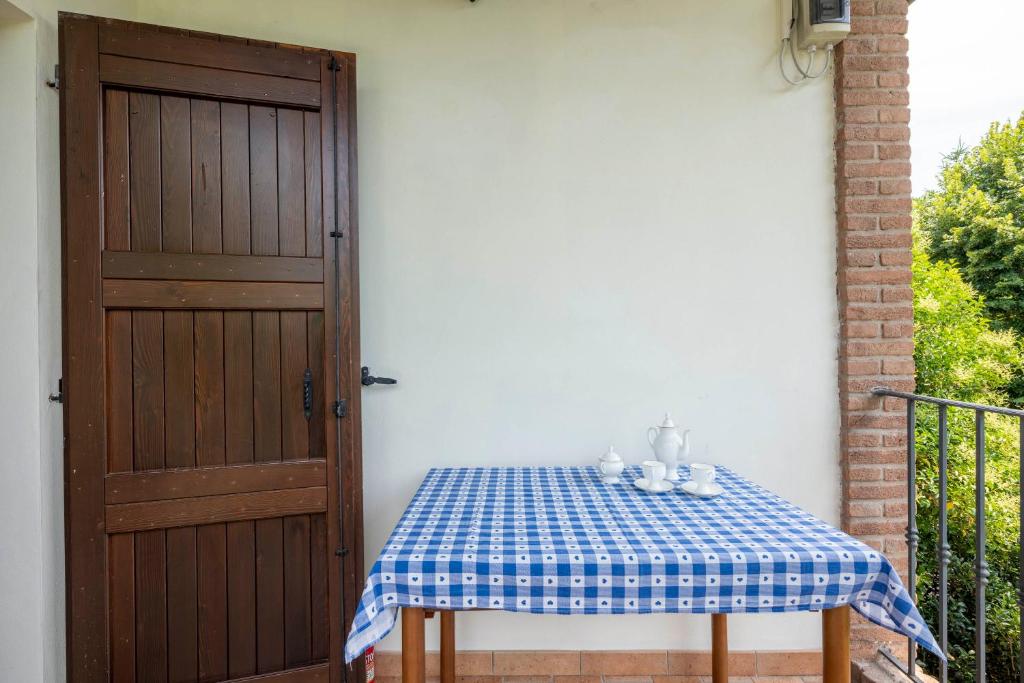 A balcony or terrace at Appartamento spazioso Le Vitterelle B&B
