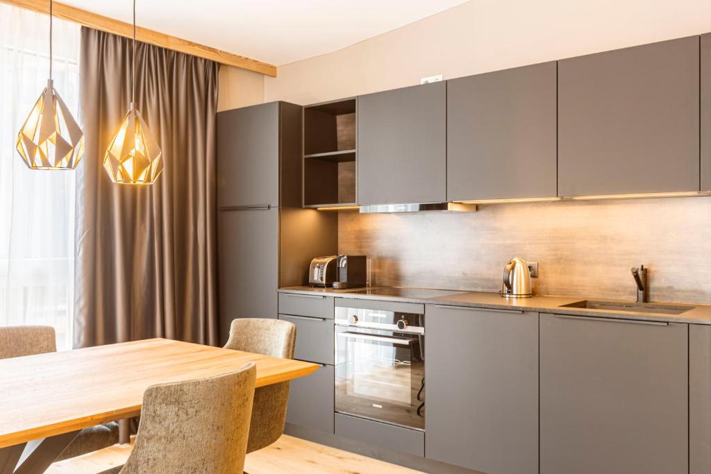 Kuchyň nebo kuchyňský kout v ubytování Zillertal Suites Fügen by ALPS RESORTS