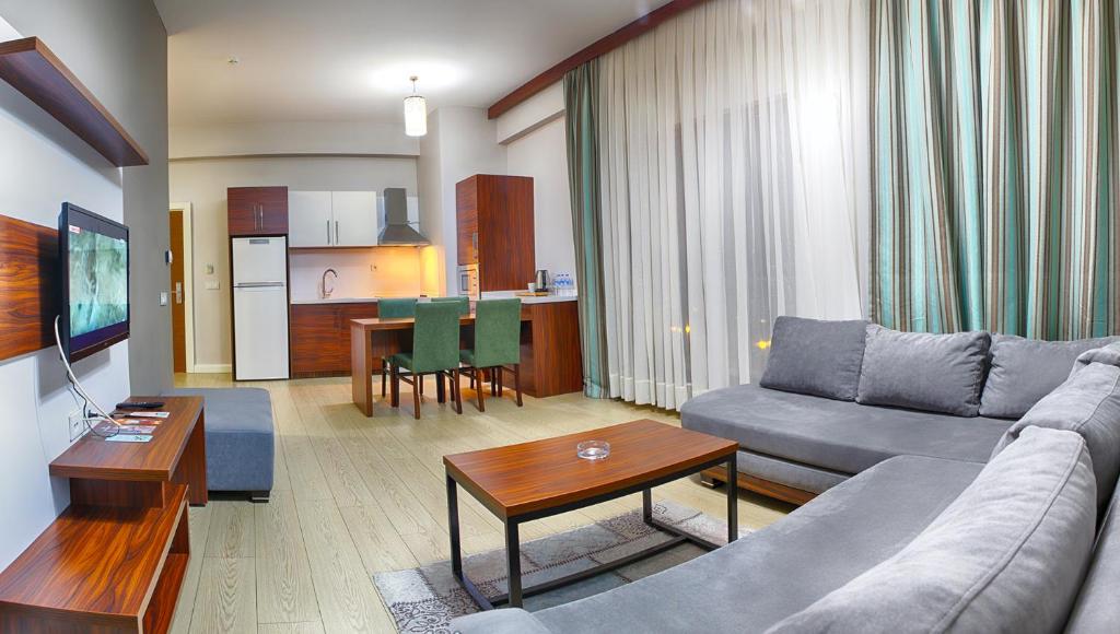 ein Wohnzimmer mit einem Sofa und einem Tisch in der Unterkunft Sivas Termal'de Teraslı ve Şık 1+1 Daire in Sivas