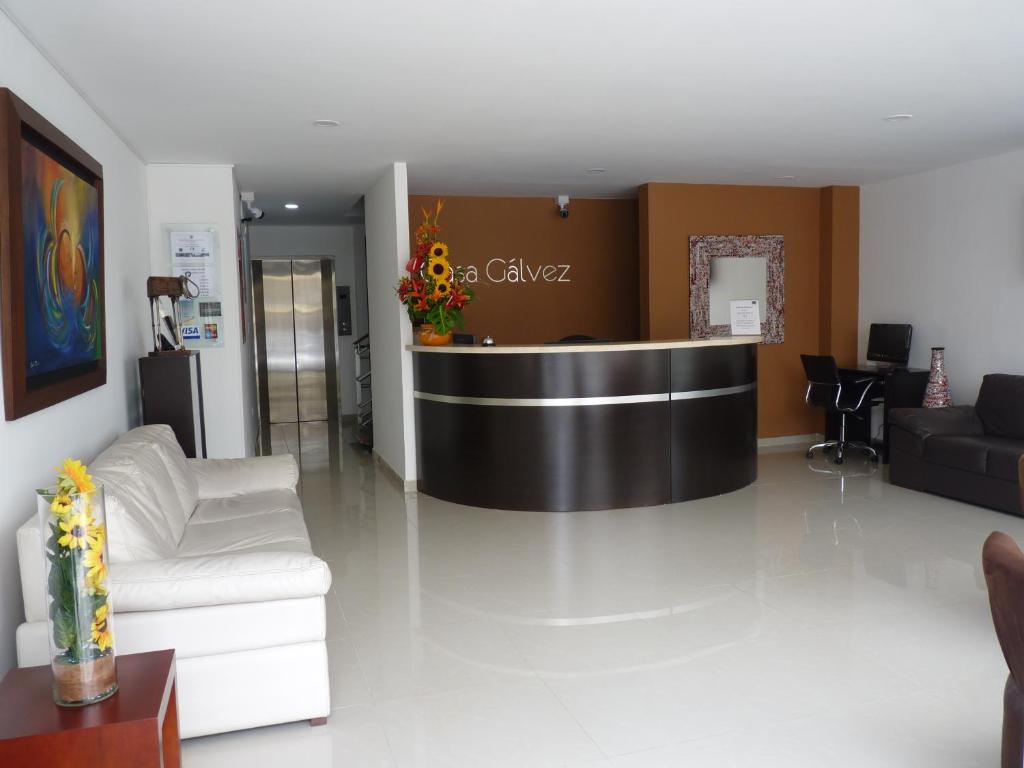 een lobby met een wachtkamer met een receptie bij Hotel Casa Galvez in Manizales