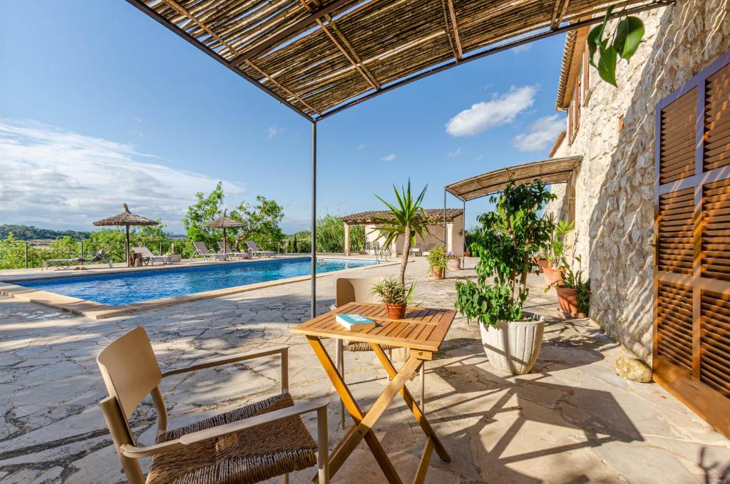 The swimming pool at or close to Finca es Rafal, Agroturisme