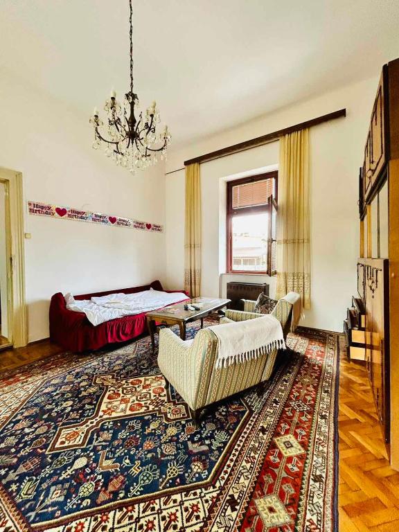 een woonkamer met een bank en een tafel bij Apartman Katedrala in Sarajevo