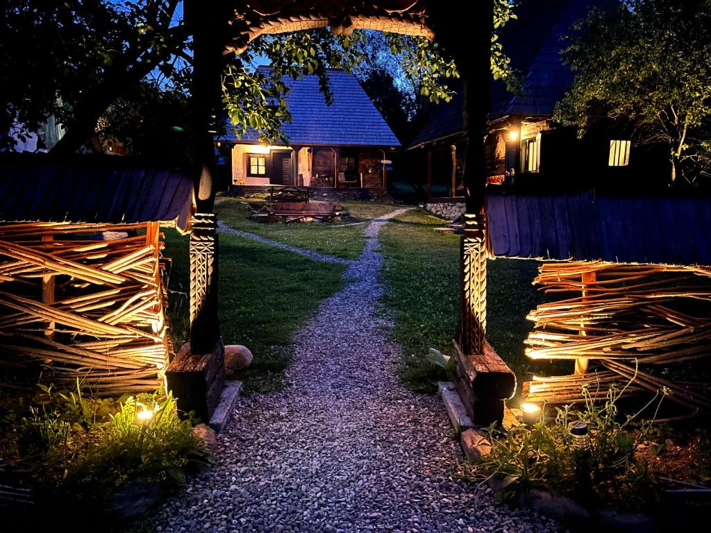 um caminho em frente a uma casa à noite em The Village Pension em Breb