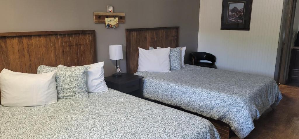 Blue Sky Inn- Veteran Owned, New Breakfast Area, Rennovated Rooms, 5 plus acres for you and your pet to roam, NEW Fire Pit - Budget Double Room